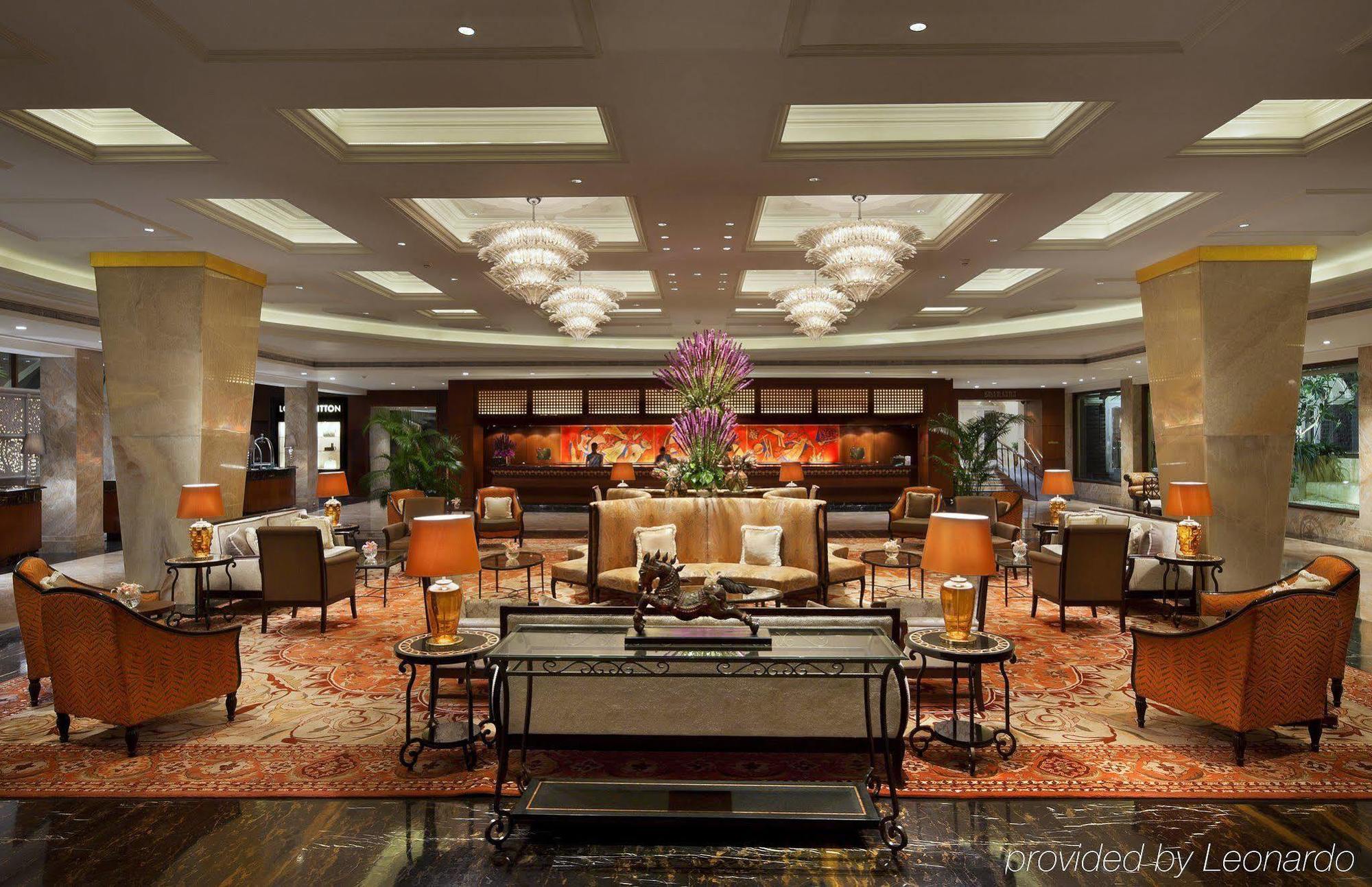 The Taj Mahal Tower, Mumbai Ξενοδοχείο Εξωτερικό φωτογραφία The photo shows an elegant hotel lobby. It features a spacious area with plush seating, including stylish armchairs and sofas arranged around coffee tables. Central to the space is a large flower arrangement, adding a touch of color and sophisticatio