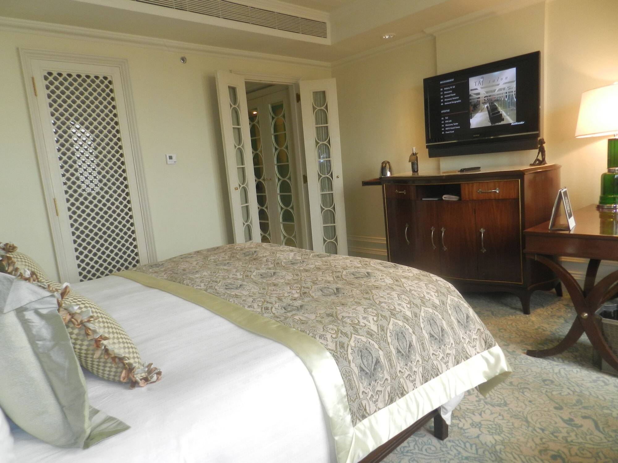 The Taj Mahal Tower, Mumbai Ξενοδοχείο Εξωτερικό φωτογραφία A bedroom at the Taj Mahal Palace