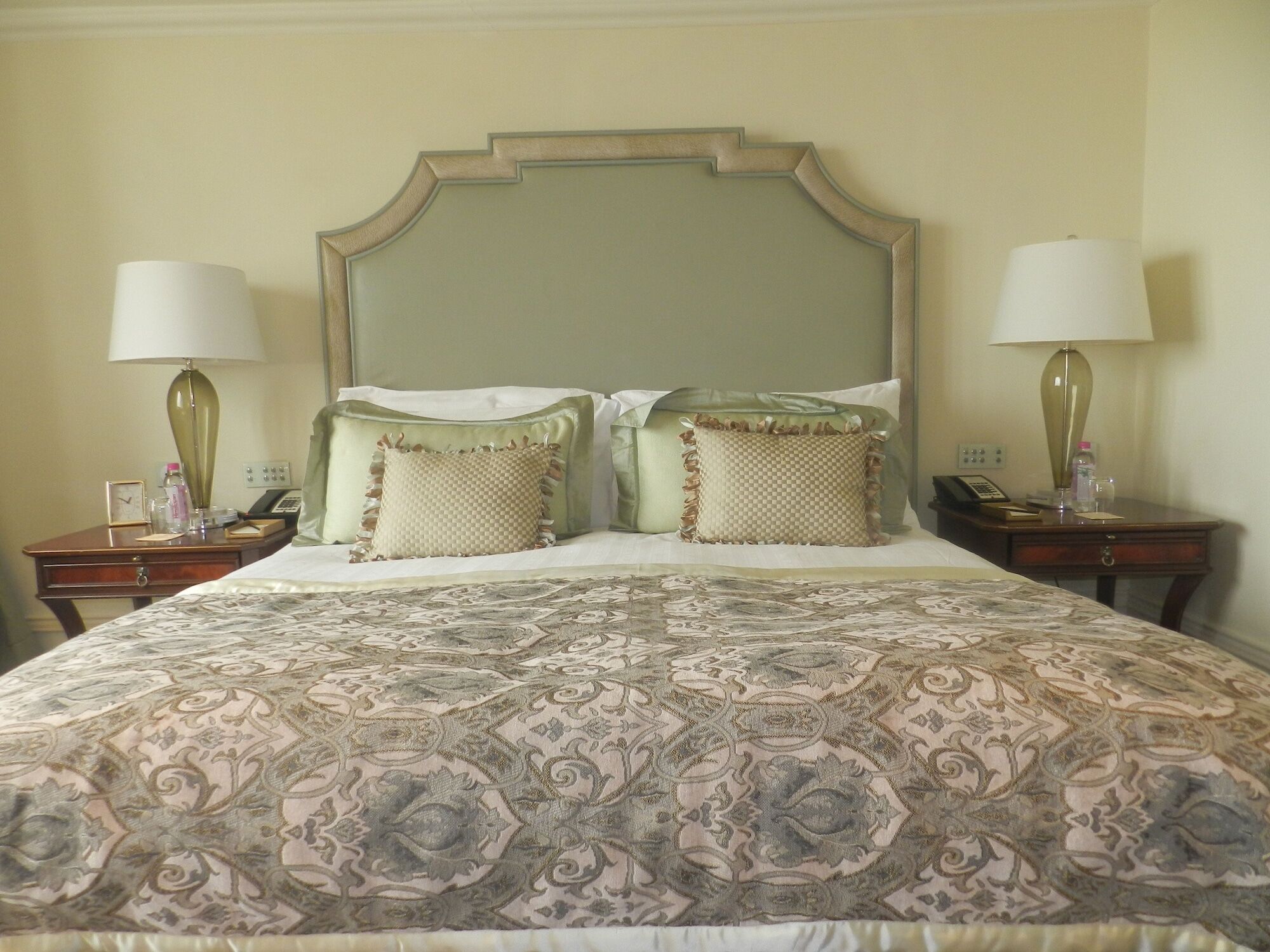 The Taj Mahal Tower, Mumbai Ξενοδοχείο Εξωτερικό φωτογραφία A bedroom at the hotel